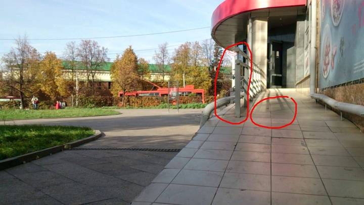 Конструкцию справа от входа пандусом назвать сложно