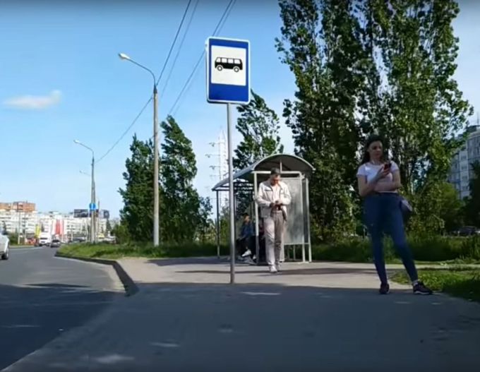 С доступностью остановок зимой ещё хуже. Это летнее фото